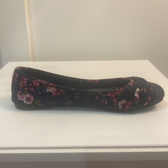 EUC American Eagle Floral Flats - Picture 3 of 6